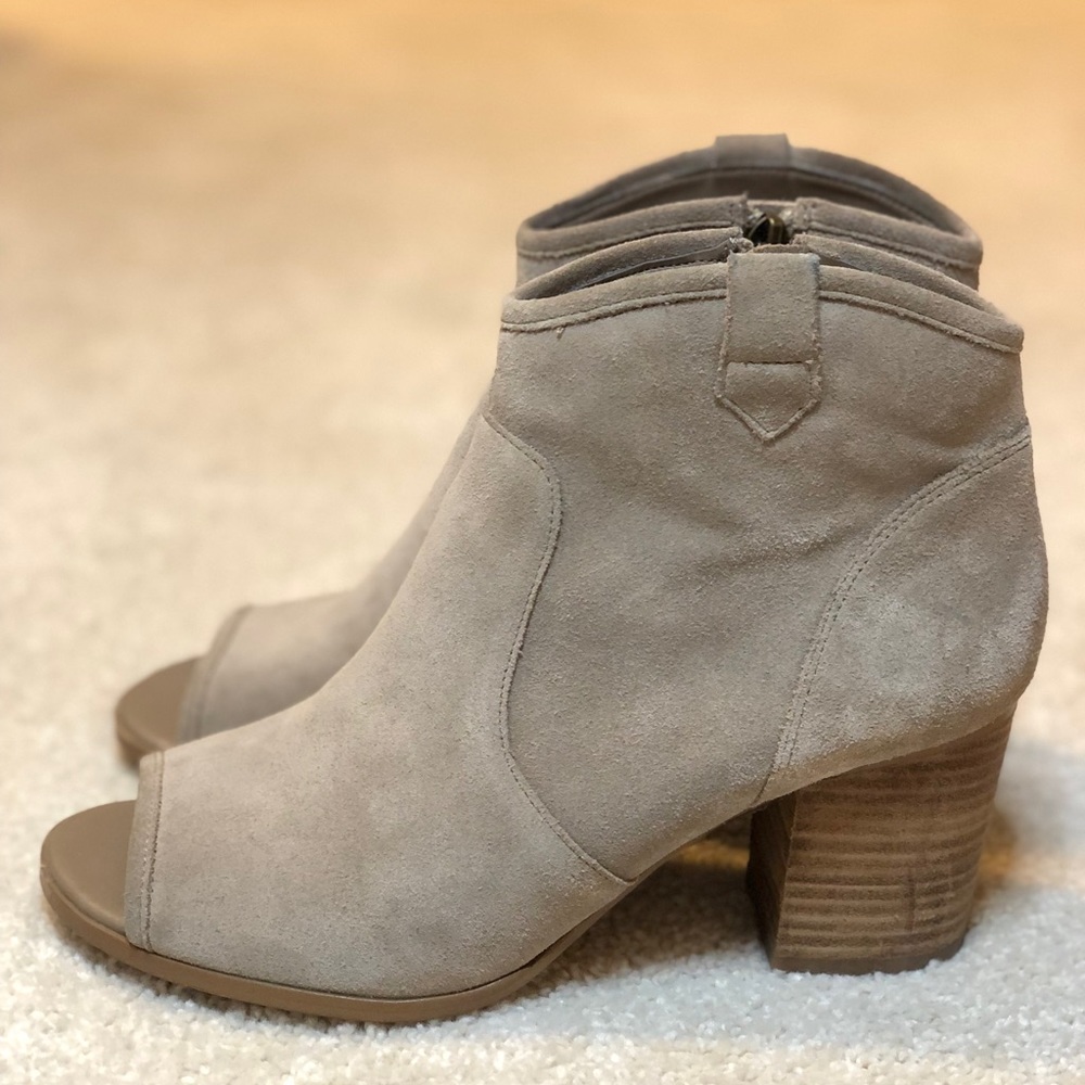 Women’s size 7.5, Crown Vintage Open Toe Western Bootie